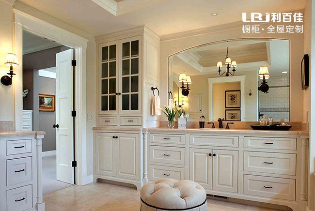 定制型浴室柜让原本狭小的浴室利用得更加精细