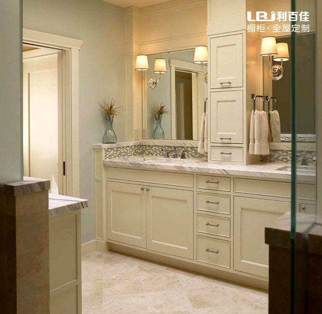 定制型浴室柜让原本狭小的浴室利用得更加精细(图2)