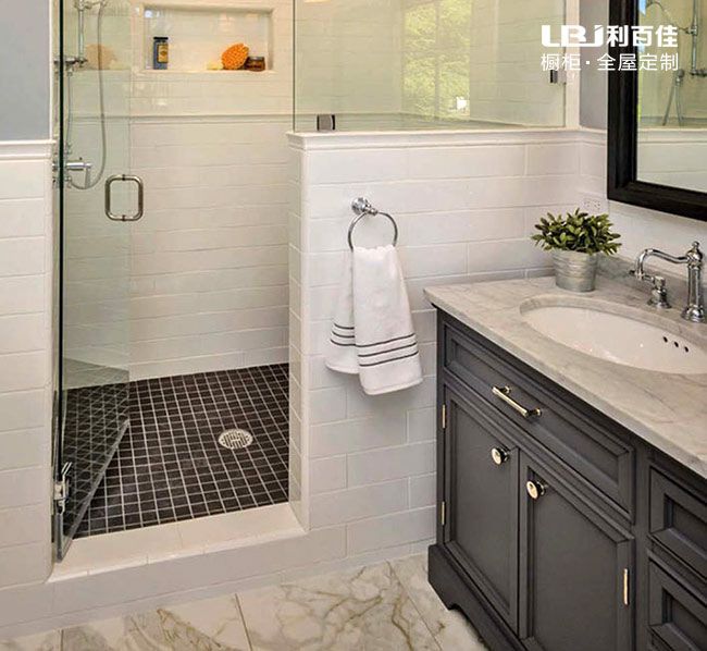 定制型浴室柜让原本狭小的浴室利用得更加精细(图3)