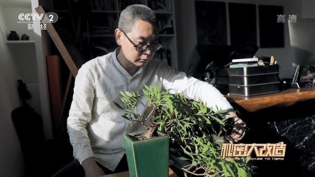 z6尊龙入口：浴室柜定制富兰克卫浴央视《秘密大改造》助力善心妈妈筑起温暖家(图2)