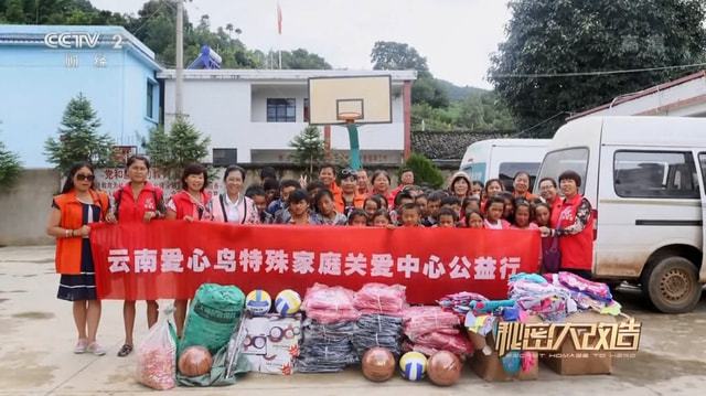 z6尊龙入口：浴室柜定制富兰克卫浴央视《秘密大改造》助力善心妈妈筑起温暖家(图3)