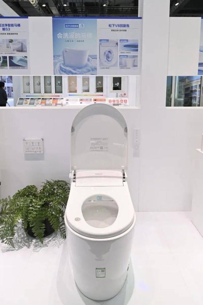 z6尊龙入口：进博会看卫浴家居硬核科技：会出泡沫的花洒；冬暖夏凉的树脂窗；会洗澡的马桶；护肤淋浴(图3)