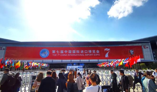 z6尊龙入口：进博会看卫浴家居硬核科技：会出泡沫的花洒；冬暖夏凉的树脂窗；会洗澡的马桶；护肤淋浴