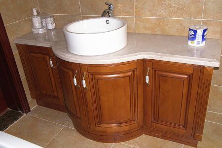 z6尊龙平台：实木卫浴柜价格？实木卫浴柜什么牌子的好？