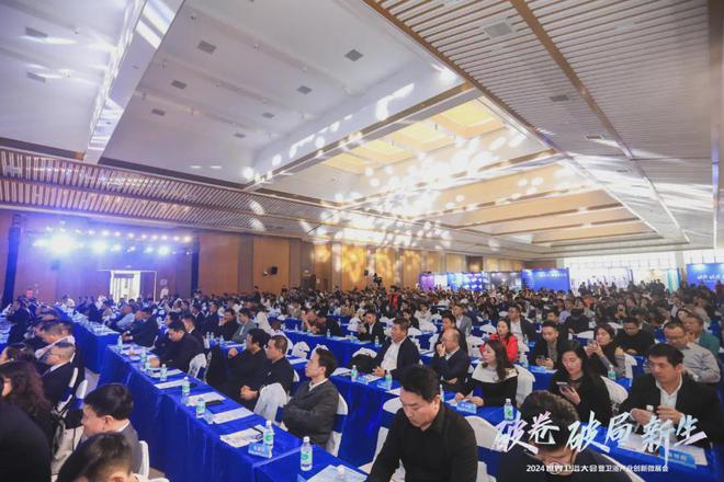 z6尊龙·中国网站：万师傅出席2024世界卫浴大会荣膺“大家居售后服务领导品牌”(图3)