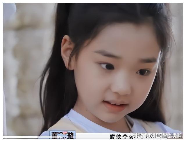 董璇带女儿回老家小酒窝思维清晰表达能力不俗老天爷赏饭吃(图5)