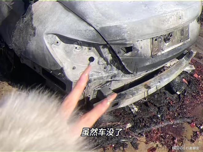 z6尊龙平台：江西九江祠堂前奔驰车被烧？女车主淡定比耶拍照！一日涨粉超六千(图3)