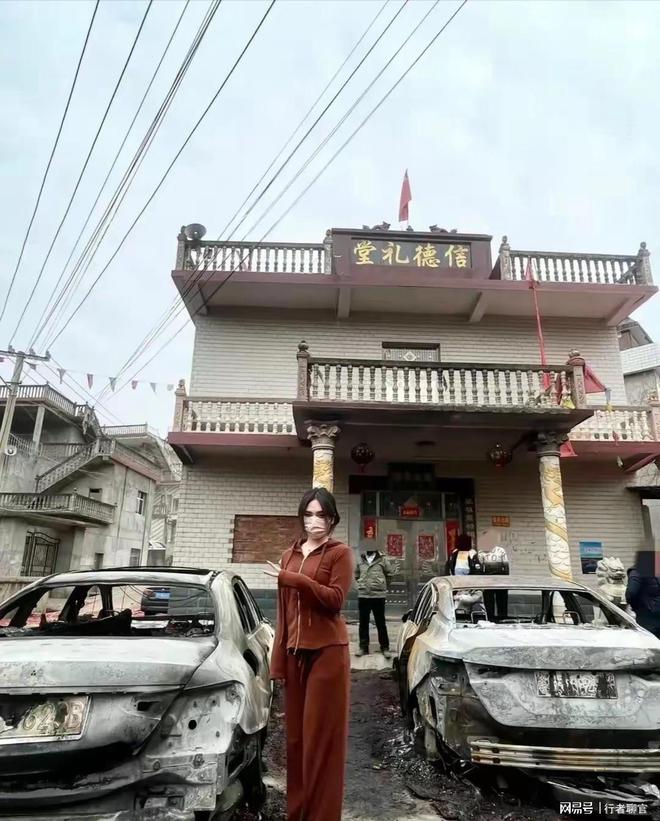 z6尊龙平台：江西九江祠堂前奔驰车被烧？女车主淡定比耶拍照！一日涨粉超六千(图2)