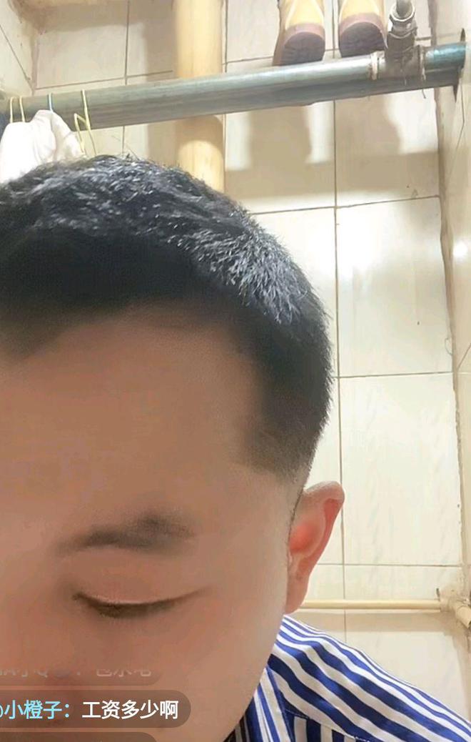 z6尊龙平台：29岁男子北漂住2平米出租屋卫生间改装650一个月包水电(图6)