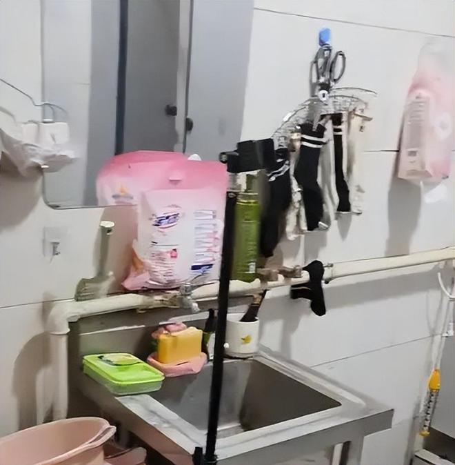 19岁女孩住厕所后续：当事人回应老板透露细节网友质疑炒作(图2)