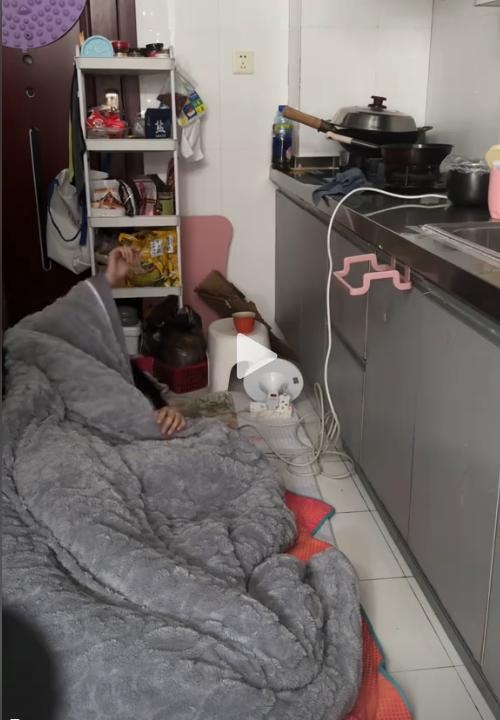 19岁女孩住厕所后续：当事人回应老板透露细节网友质疑炒作(图16)