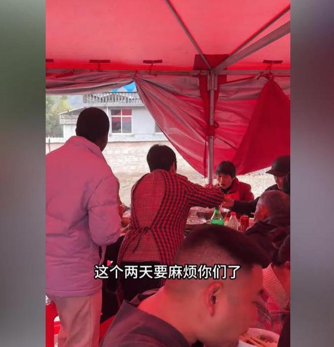 非洲媳妇rose乔迁新居三层小洋楼十分大气就连村书记都来帮忙(图5)