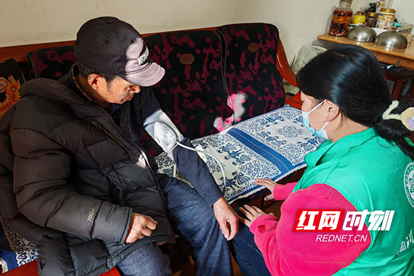 雨花·三联四融①丨寒潮中叩响“健康门”筑牢元旦“温暖防线”(图2)