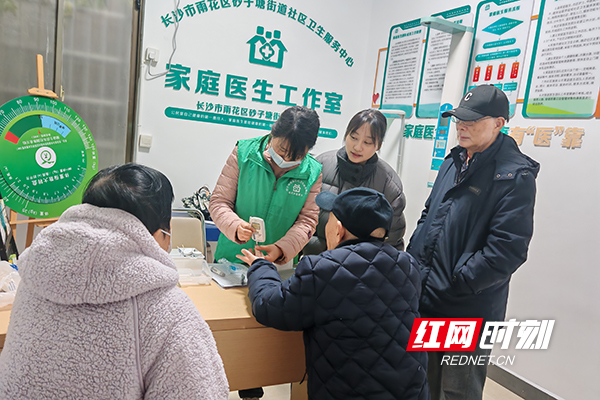 雨花·三联四融①丨寒潮中叩响“健康门”筑牢元旦“温暖防线”(图4)
